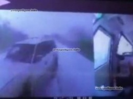 ВИДЕО ДТП: на Сахалине (РФ) Toyota Land Cruiser Prado вылетел под автобус - погибли трое
