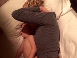 Это просто фотография мамы, обнимающей своего ребенка. Но слова отца придают ей особое значение