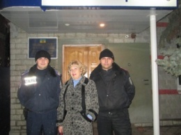 Запорожские полицейские помогли жительнице Донбасса