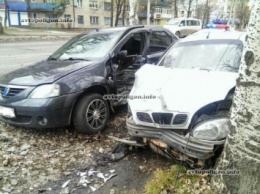 ДТП в Лисичанске: в столкновении Dacia Logan и ZAZ-Daewoo Lanos пострадали трое. ФОТО