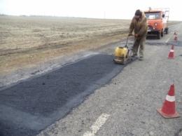 Запорожские дорожники продолжают ремонтировать дороги к зиме