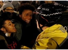 В Чикаго начались протесты после опубликования видео месячной давности, на котором полицейский выпустил 16 пуль в чернокожего подростка