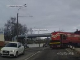 Как автомобили попадают под поезд? Девушка на Audi проскочила перед тепловозом. ВИДЕО