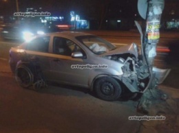 ДТП в Киеве: на Голосеевском проспекте Chevrolet Aveo врезался в столб - пострадала женщина. ФОТО