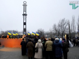 Николаевцы почтили память жертв голодоморов траурным шествием и возложением цветов к Памятному знаку