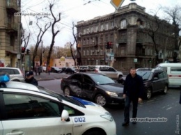 ДТП в Одессе: в столкновении Nissan X-Trail с Toyota Corolla пострадала женщина. ФОТО