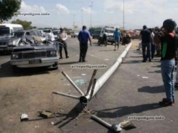 Пункт назначения? В Венесуэле рабочие повалили столб на проезжавший автомобиль. ВИДЕО