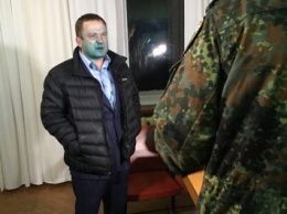Помощник Егора Соболева облил главу криворожского избиркома зеленкой, а Семенченко заявил что тот сбежал