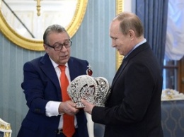 Хазанов вручил Путину императорскую корону
