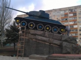 Патриотический танк в Лисичанске снова перекрасили (фото)