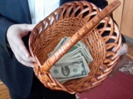 Фотофакт: запорожским депутатам раздают доллары перед входом в облсовет