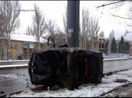 ДТП в Донецке: BMW с российскими номерами врезался в столб - водитель погиб, девушка в реанимации. ФОТО
