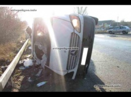 ДТП на Запорожье: Mercedes Vito протаранил ЗАЗ Таврию и перевернулся - погиб пассажир. ФОТО