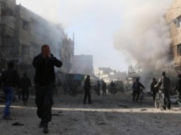 В результате бомбардировки армией Асада города повстанцев в Сирии погибло 56 мирных жителей, - правозащитники