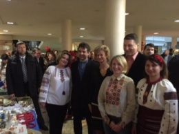 Президент Латвии посетил украинский стенд на Рождественском благотворительном базаре в Риге