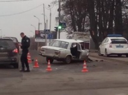 В Хмельницком "ВАЗ 2101" въехал в "скорую": один человек погиб
