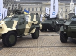 В Киеве на Михайловской площади ко дню ВСУ продемонстрировали украинскую бронетехнику