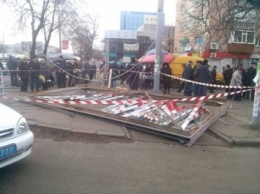 В Черкассах ветер сорвал рекламный щит, пострадали 7 человек