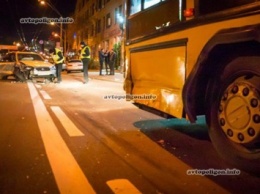 ДТП в Киеве: на улице Довженко пьяный на Subaru протаранил троллейбус. ФОТО+видео
