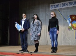 В День защитника Украины студенты подарили бойцам 79 бригады концерт и статую Девы Марии