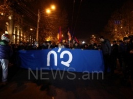 В Ереване проходит шествие оппозиции против признания результатов конституционного референдума