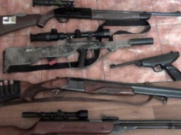 В Одесской обл. у бывшего егеря изъяли винтовки, пистолеты и две сотни патронов