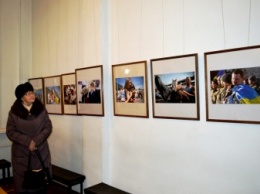 В Запорожье открылась фотовыставка "Хрен войне!"