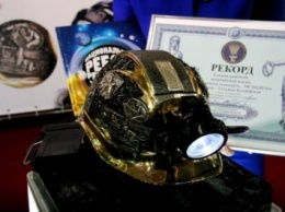 Донецкий дизайнер представила самую дорогую шахтерскую каску в Украине