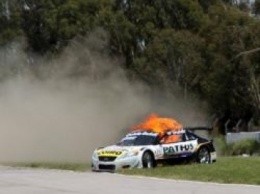 В гонке аргентинской серии Top Race V6 загорелся гоночный автомобиль изнутри. ВИДЕО