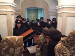 Активисты ПС в Кировограде забаррикадировались вместе с заключенными, прокурором и судьями