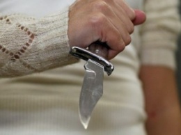 В Кривом Роге простые граждане задержали женщину, которая напала с ножом на магазин