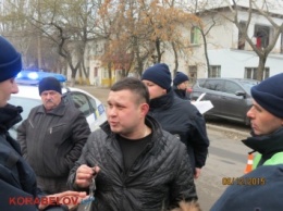 В Николаеве водитель оказал сопротивление полицейским, его повалили на землю и скрутили