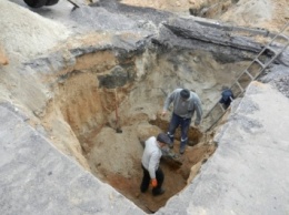 Рабочие «Николаевводоканала» уничтожили асфальт, чтобы обустроить частный водопровод