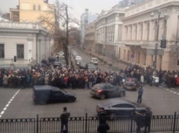 В Киеве митингующие перекрывали ул. Грушевского