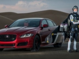 Jaguar XJR провел гонку с "реактивным человеком" (видео)