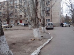 Полиция Николаева заставила водителя убрать машину с газона