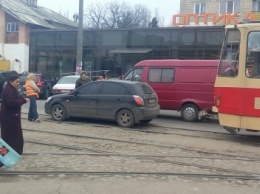 Николаевские водители по привычке паркуются на трамвайных путях, перекрывая движение 10-ке