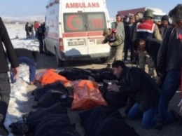 В Турции в лобовом столкновении микроавтобуса с грузовиком погибли 11 студентов, ехавших на экзамен