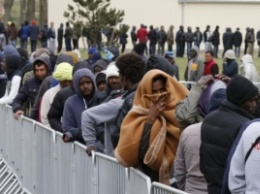 Глава МВД Германии допустил отказ от приема беженцев в будущем