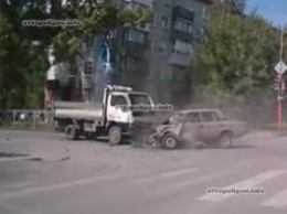 ВИДЕО столкновения ВАЗа с грузовиком - погиб пассажир