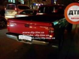 В Киеве Nissan протаранил автомобиль Toyota посольства США