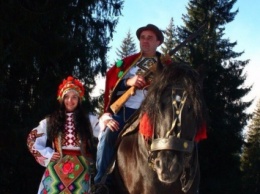 Главный тренер МФК "Николаев" с женой отправились на отдых в горы и примеряли гуцульские костюмы