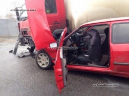 ДТП в Днепропетровске: в столкновении Ford Sierra с грузовиком пострадал мужчина. ФОТО