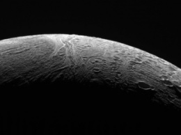 Аппарат "Кассини" передал последние фотографии Энцелада