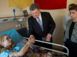 Порошенко посетил в израильском госпитале волонтерку Яну Зинкевич