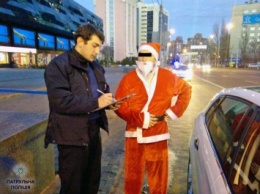 В Киеве полиция задержала Санта-Клауса за нарушение ПДД