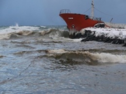 Экологи зафиксировали новый выброс мазута с танкера "Надежда" на Сахалине