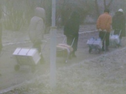 Жители оккупированного Стаханова вынуждены возить воду в кравчучках (ФОТО)