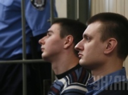 Суд оставил экс-"беркутовцев" Зинченко и Аброськина под стражей до 25 февраля