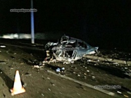 ДТП в Харькове: BMW столкнулся Mitsubishi и врезался в столб - машину разорвало пополам. ФОТО